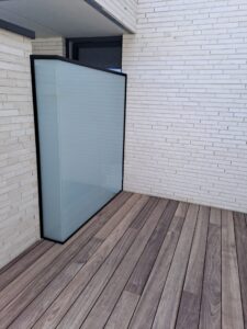 Terrasafscheiding mat glas zwarte omranding