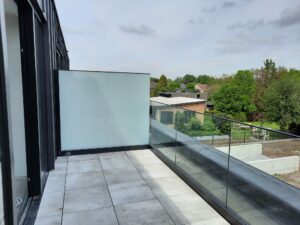 windscherm op terras onderaan ingeklemd